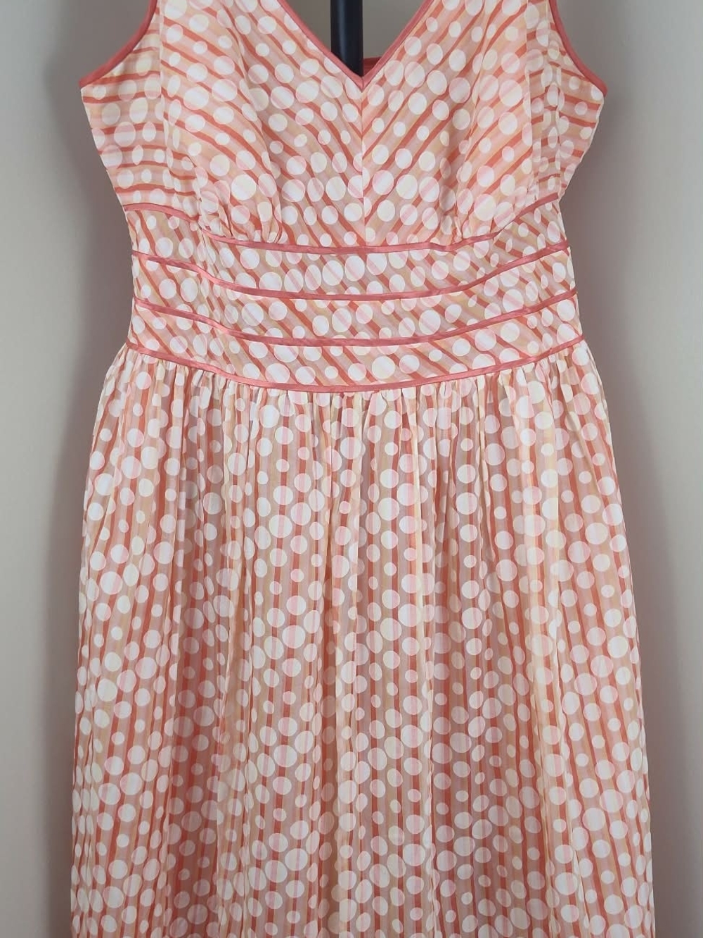 Robbie Bee Peach and White Polka Dot V‑Neck Sleeveless Midi Dress